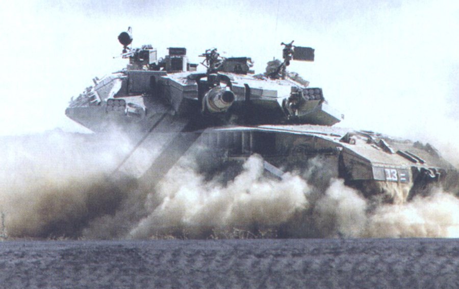 Израильский боевой танк «Меркава» сгорел на границе с сектором Газа
