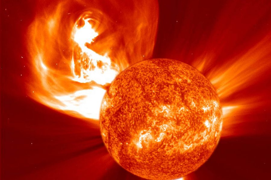 Космический аппарат NASA заснял мощный выброс плазмы на Солнце