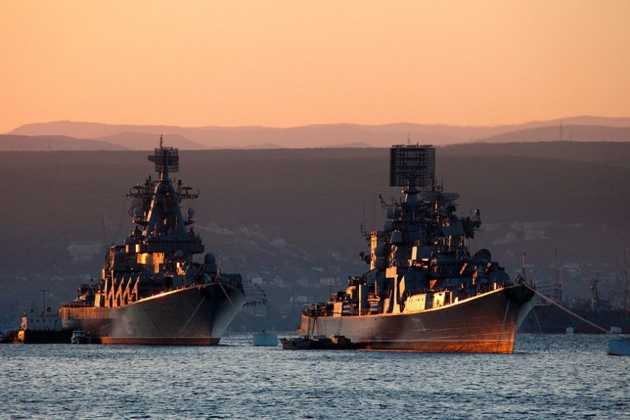 Черноморский флот РФ заблокировал два военных корабля ВМС США в территориальных водах Крыма