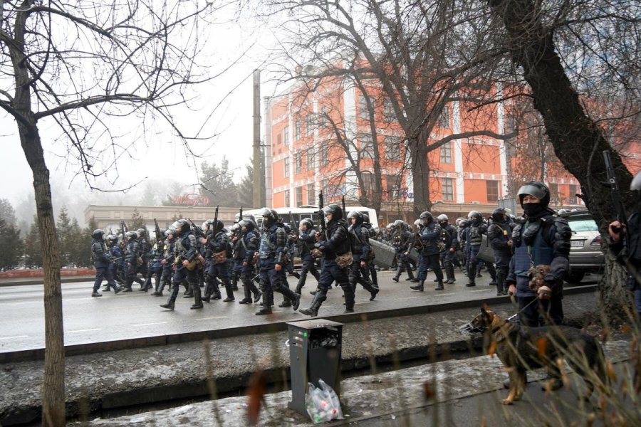 В Алма-Ате радикалы внезапно атаковали военных и силовиков