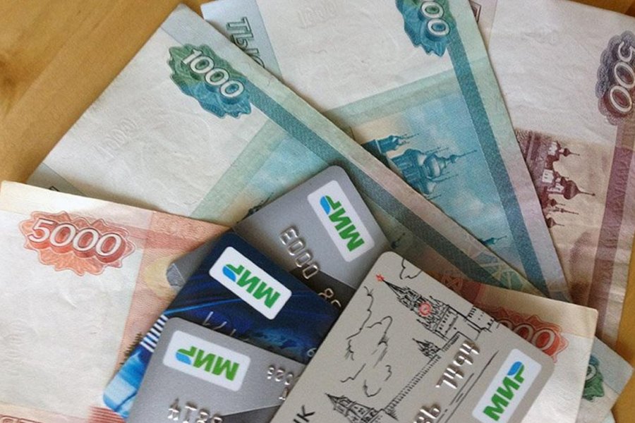 Каждый житель РФ получит по 4 200 рублей с 20 января. Деньги поступят на карту «Мир»