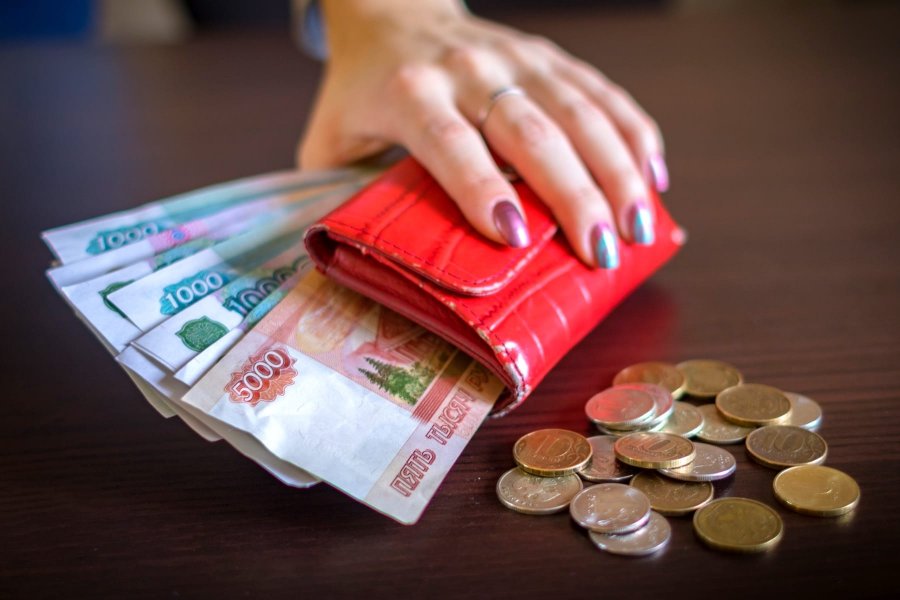 «Ведомости»: власти решили уравнять зарплаты бюджетников в разных регионах России