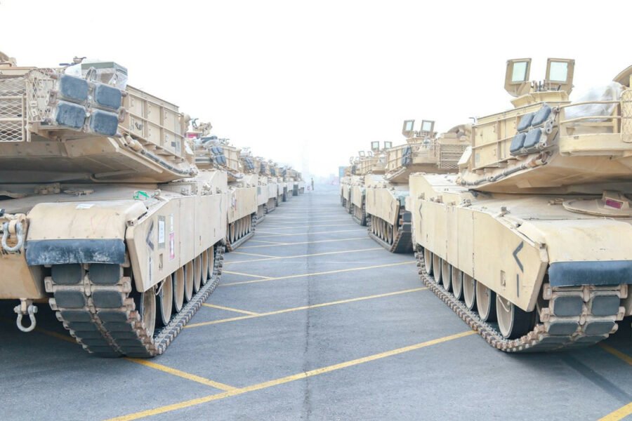 Сотни американских танков и бронетранспортеров отправлены к российской границе