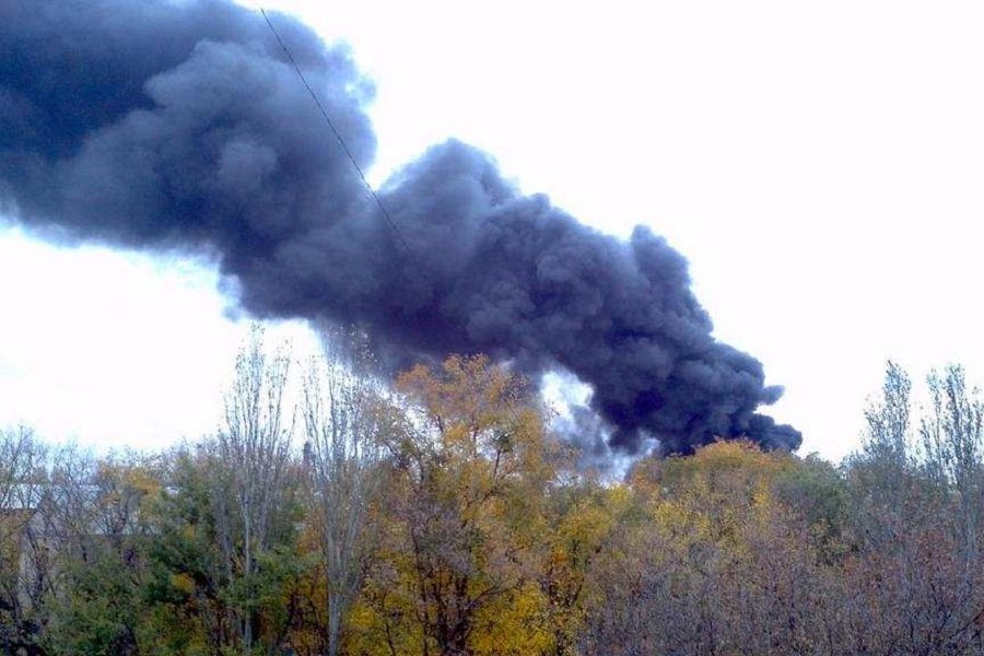 В Макеевке после обстрела со стороны ВС Украины горит склад с тоннами боеприпасов