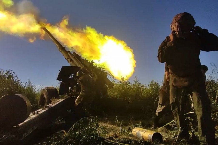 Вела бой. Боевые действия. Военный стреляет. Война стрельба. Русские гаубицы.