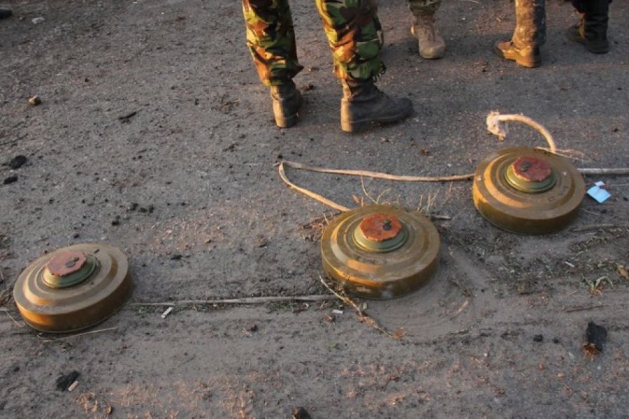 Сенсорные мины. Украинские противотанковые мины. Противотанковая мина шлагбаум. Минный шлагбаум из противотанковых мин. Украинская противопехотная мина.