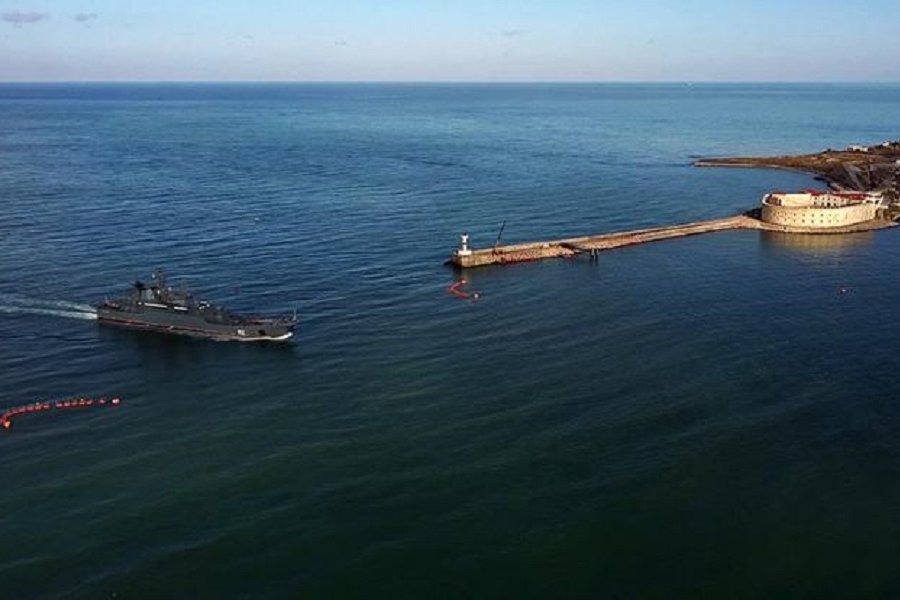 Потопление десантного корабля в черном море. БДК В черном море 2022. Оленегорский Горняк корабль. БДК Оленегорский Горняк. Морской дрон камикадзе Севастополь.