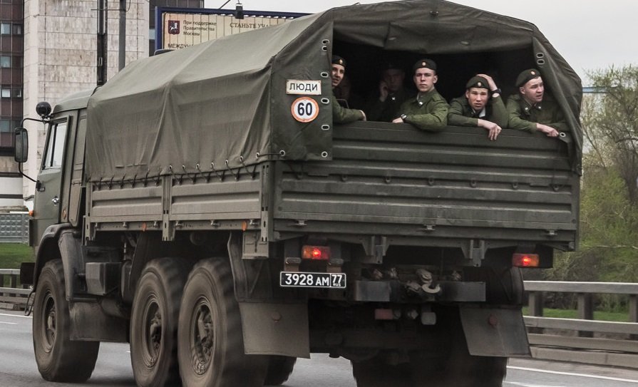 Едем в кузове грузовика. Военный КАМАЗ люди. Военная машина с людьми. Военные машины перевозящие. Военная машина для перевозки солдат.