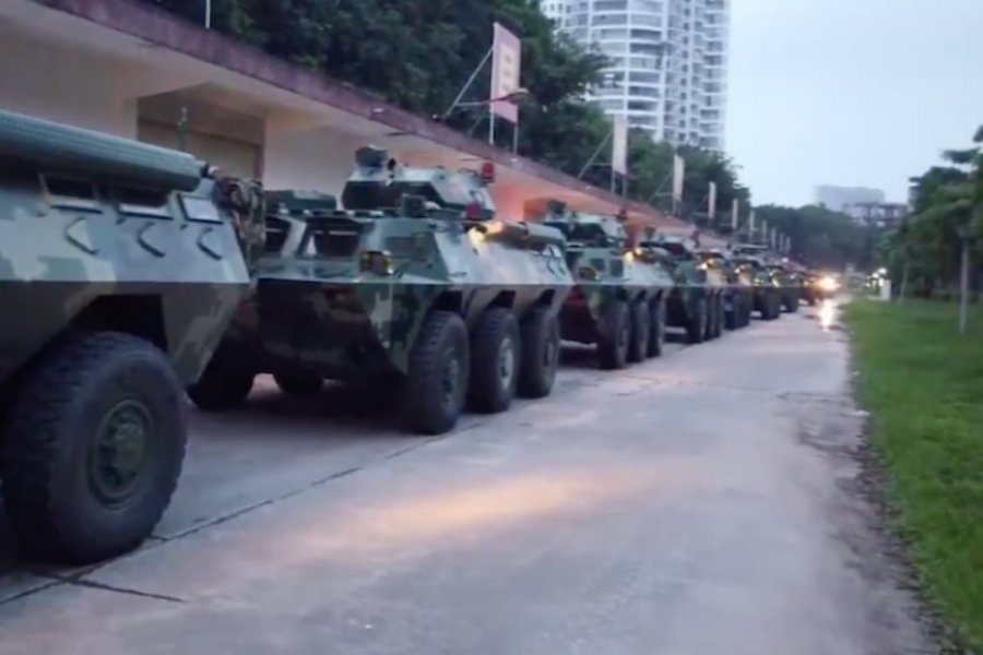 В Пекин направляется  80-километровая колонна военной техники, арестованы руководители страны